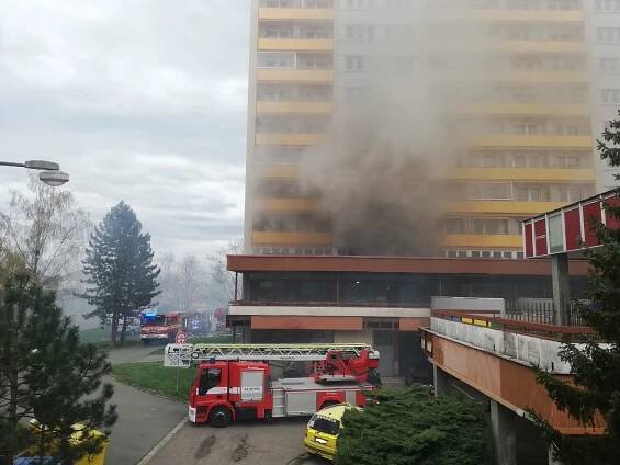 Nedbalost při vaření způsobila požár bytu v Hradci Králové, zraněno bylo sedm osob | POŽÁRY.cz - ohnisko žhavých zpráv