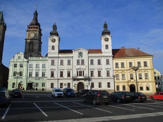Západní řada domů Velkého náměstí (Hradec Králové, 9.2.2020)