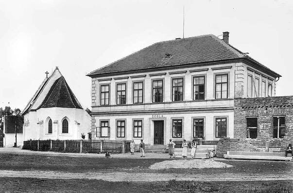 FOTO: Dříve a nyní. Poznáte svou školu? A co svého učitele?