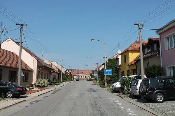 Soubor:Rousínov, Královopolské Vážany, náves (2017-08-26; 05).jpg