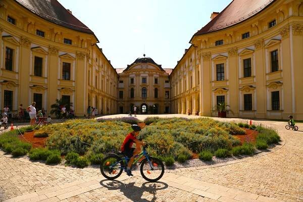 Slavkovský šlapík to rozjel na zámku. Děti podpořil i cyklista Jan Bárta