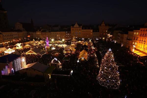Na budějovickém náměstí září vánoční strom. Dejte mu hlas v naší anketě