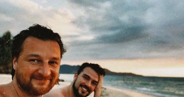 Andrej s Matěm na pláži. To ještě netušili, že to nejhorší je teprve čeká