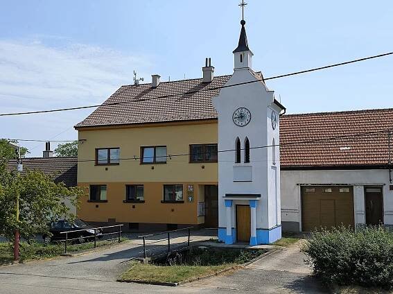 Soubor:Malá Vrbka - obecní úřad a zvonice, 2024-08, obr01.jpg