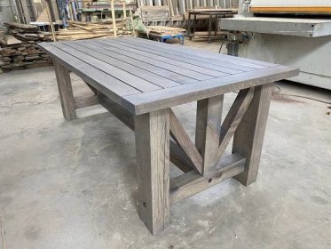dřevěný stůl zahradní