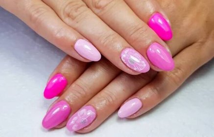 Detailní záběr růžové profesionální moderní gel manikúra — Stock obrázek