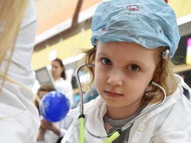 Děti si zkusily operovat v nemocnici pro medvídky, dospělí se učili první pomoc