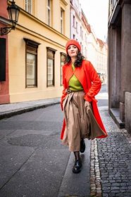 V barevném outfitu herečka doslova rozzářila podzimní pražské ulice