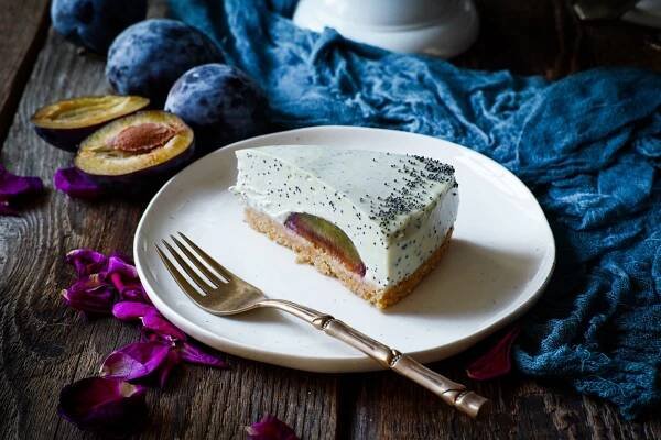 Nepečený makový cheesecake so slivkami - recept od Coolinári