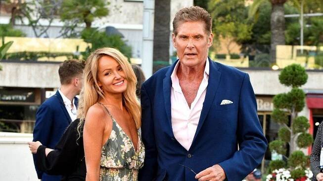 David Hasselhoff (69) vyvedl krásnou manželku (42): Blondýnka předvedla tělo v mini šatech bez podprsenky - Super.cz