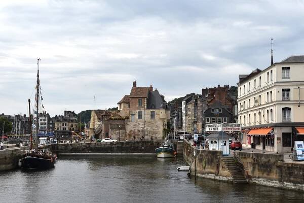 A beautiful view on the city, La Lieutenance building, and the shore and restaurants
