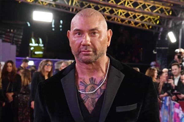 Navzdory tomu, že si jako wrestlingový zápasník v organizaci WWE vydělal miliony dolarů, se Dave Bautista ocitl v obrovských finančních obtížích. Než získal svou roli jako Drax ve Strážcích galaxie, byl na tom tak zle, že si musel půjčovat skoro na všechno.