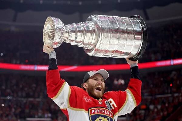 Matthew Tkachuk je prvním hokejistou slavného rodu, který si sáhl na Stanley Cup.