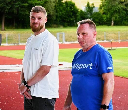 OBRAZEM: Jindřich Staněk přišel besedovat mezi mladé fotbalové gólmany
