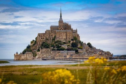 Mont-Saint-Michel: žulový ostrov ve Francii