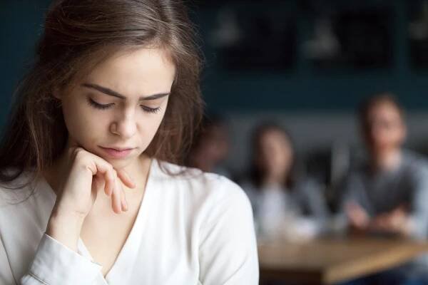 Psycholožka: Introverti nejsou chladní, uvnitř jim vřou emoce. Řeči o ničem je ničí