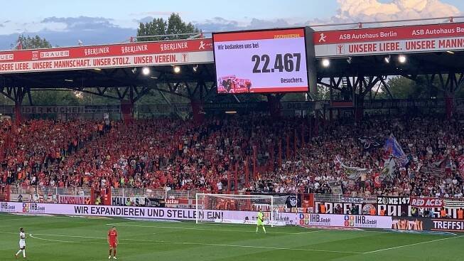 Do hlediště Stadionu u staré hájovny se při bundesligové premiéře Unionu Berlín proti RB Lipsko vměstnalo o 455 diváků více, než je jeho oficiální kapacita. 