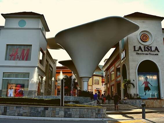 Entrance to La Isla Shopping Village near Plaza Pelicanos Grand Beach Resort