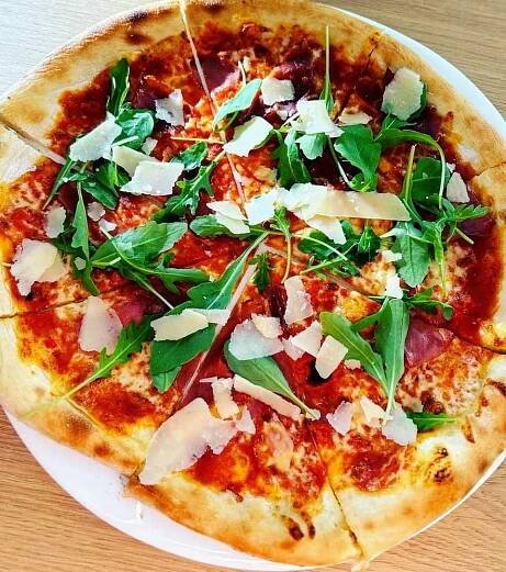 Pizza podle výběru z 9 druhů pro 1 nebo 2 osoby: sýrová, salámová, hawaii aj.
