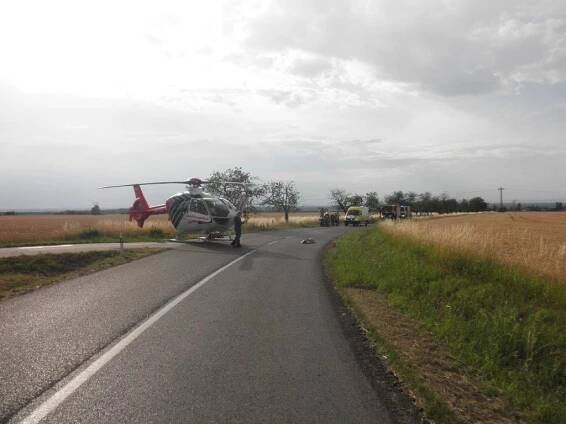 U Strážnice havaroval motorkář. Se strojem skončil v poli