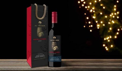 A gift bag made of Paptic® material strengthens the distinctiveness of Jacob’s Creek double barrel shiraz red wine on the shelf