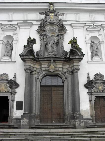 Soubor:Vchod do kostela - Klatovy.JPG – Wikipedie