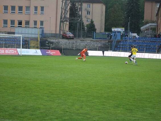 V utkání 26. kola druhé fotbalové ligy ztratil FC Vysočina Jihlava dvoubrankové vedení a s FK Varnsdorf (v černém) jen remizoval 3:3.