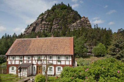 Umgebindehaus mit Berg Oybin_Dieter Weise