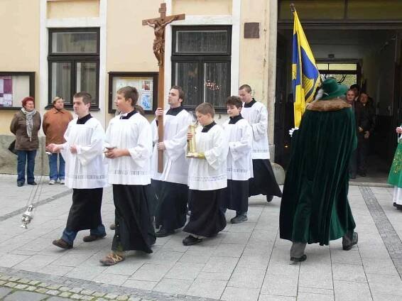 Římskokatolická farnost Holešov a myslivecká sdružení ve farnosti letos prvně oslavili den svatého Huberta. Společně se všichni sešli v sobotu 3. 11. 2012 dopoledne u kostela Nanebevzetí Panny Marie v Holešově, kde slavnostní den zahájili.