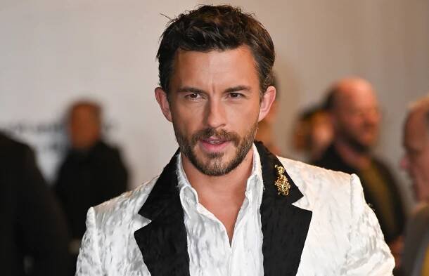 A close up of Jonathan Bailey at a formal event