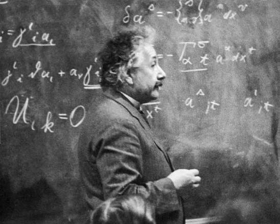 A. Einstein démontre que l’inertie, c'est-à-dire la masse, dépend du contenu en énergie du corps considéré. Autrement dit, il affirme qu’il existe une relation entre la masse et l’énergie d’un objet, et démontre la formule E = mc².