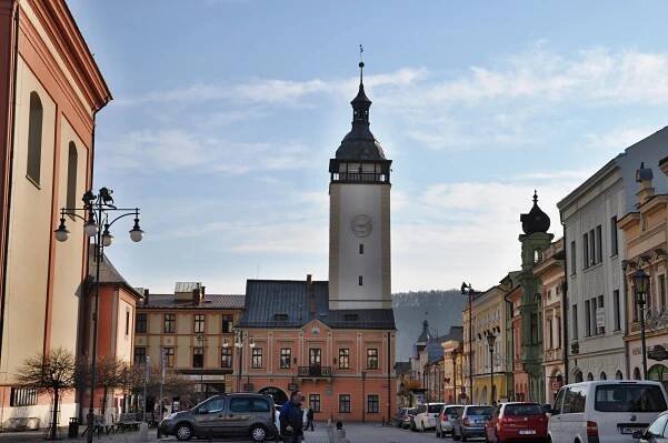 Na radnici v Hranicích vyroste lešení, její věž dostane novou korouhev