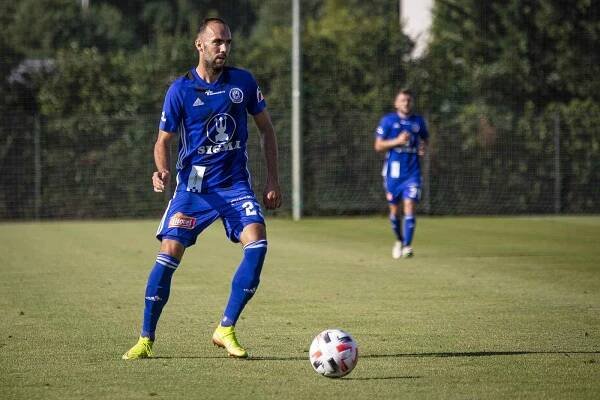 Fotbalisté Sigmy (v modrém) porazili v přípravě Rosice 1:0.