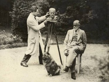 Freud and Nemon in Freud's garden