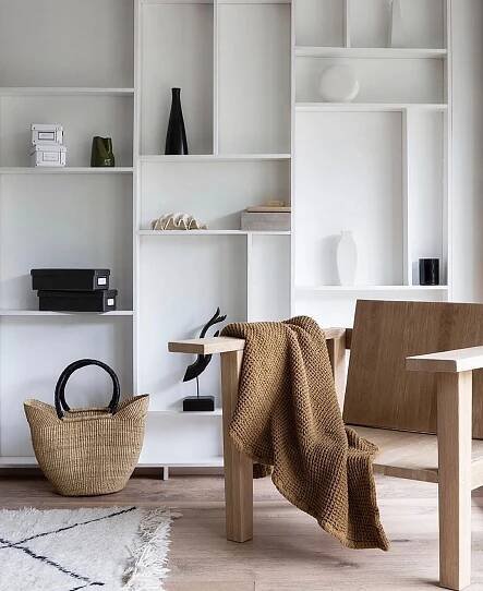 Emma Elwin on Instagram: "The chair my husband made of an old kitchen table 🌿" | Deco minimaliste, Interieur maison, Déco intérieure