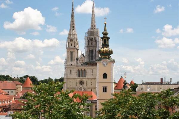 File:Blick auf die Kathedrale von Zagreb.jpg