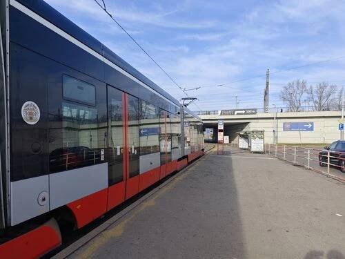 Fotogalerie • Nádraží Holešovice ♿ (Zastávka tramvaje, autobusu, stanice metra C) • Mapy.com