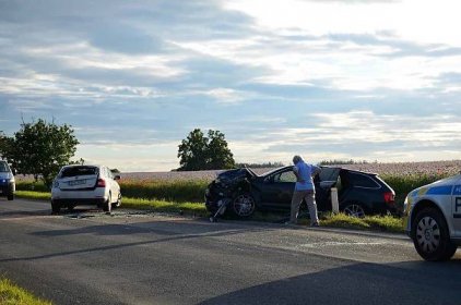 Nehoda tří osobních aut u Smečna skončila zraněním dvou osob.