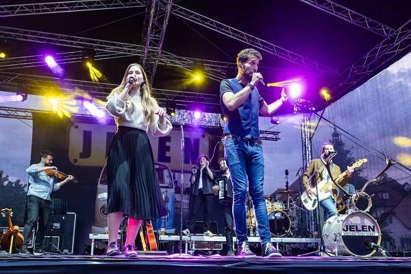 Kapela Jelen zahájila Krumlov Open Air 2024. Zaplnila Pivovarskou zahradu