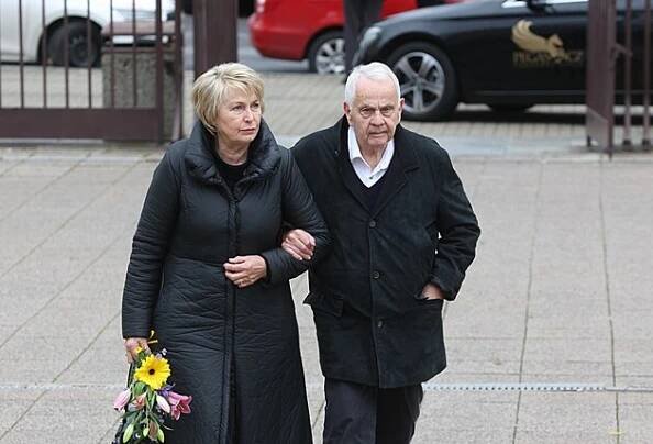 Pohřeb Josefa Somra: Vyhublý Bartoška, Kačer na vozíčku a Stivínová na cigaretce - Expres.cz