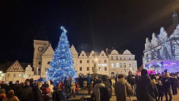 Pyroshow i obří andělé. Advent v Táboře začal už v pátek