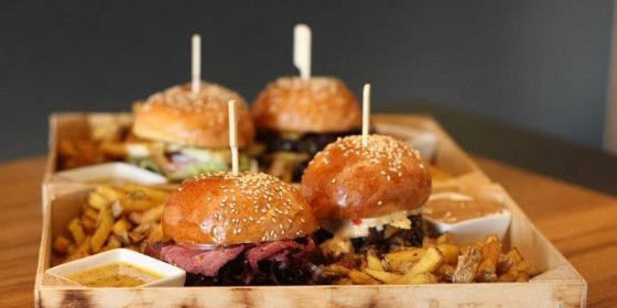 2 či 4 miniburgery v domácí housce: vepřové, sýr halloumi i hovězí pastrami