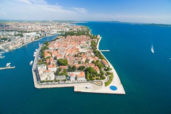 V Chorvatsku se během bouřky začala potápět loď! Záchranu turistů i dětí zachytila kamera