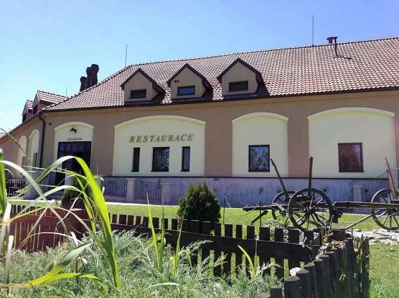 Restaurace a minipivovar Pivovarský dvůr v Chýni