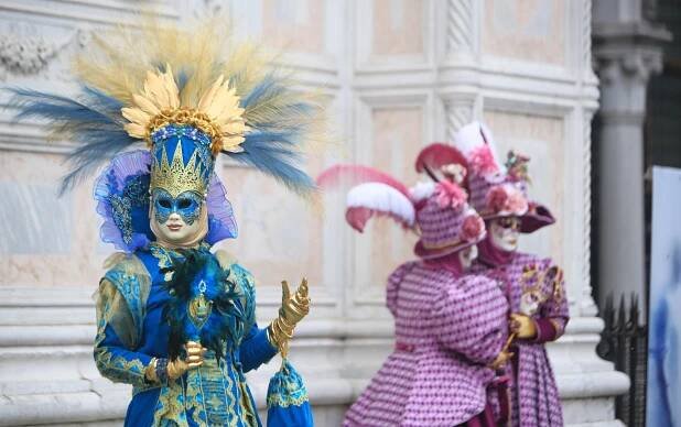 Benátky pobláznil legendární karneval. I svůdník Casanova by se červenal