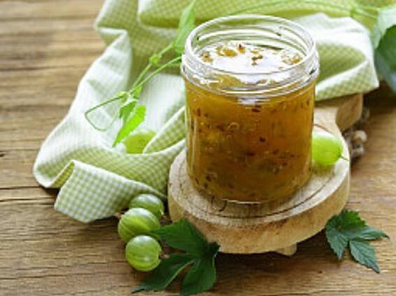 Angreštový džem:    Suroviny:    5 - 10 balíčků vanilkového cukru  50 ml rumu  2 kg nezralého angreštu  90 dkg cukru krystal.    Postup:    Nezralý angrešt pomeleme na mlýnku na ovoce. Na marmeládu potřebujeme 1 litr vylisované šťávy. Získanou šťávu z angreštu zahřejeme k bodu varu. Po částech vsypeme cukr a snažíme se, abychom nepřerušili bod varu. Povaříme asi 5 minut, vmícháme vanilkové cukry a odstavíme. Sebereme nežádoucí pěnu a vmícháme rum.    Marmeládu naplníme do malých skleniček a sterilujeme 15 minut při 85 °C.    Angreštovou marmeládu s rumem používáme podle libosti.     Je-li angrešt už zralý, přidáme jeden Želírfix 1:1. Pro zachování vanilkového aroma je lepší použít vanilkový cukr nebo lusk.