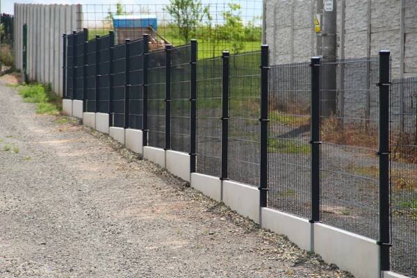 Realizace – 2D antracitové panely a podhrabové desky