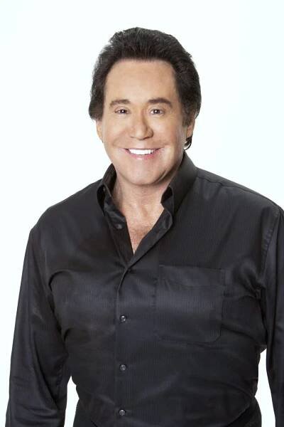 Zpěvák Wayne Newton se brání stárnutí všemi dostupnými prostředky. Víc uměle už vypadat snad nemůže