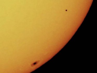 Sonda Solar Orbiter zachytila fascinující video Merkuru, když prolétal kolem Slunce