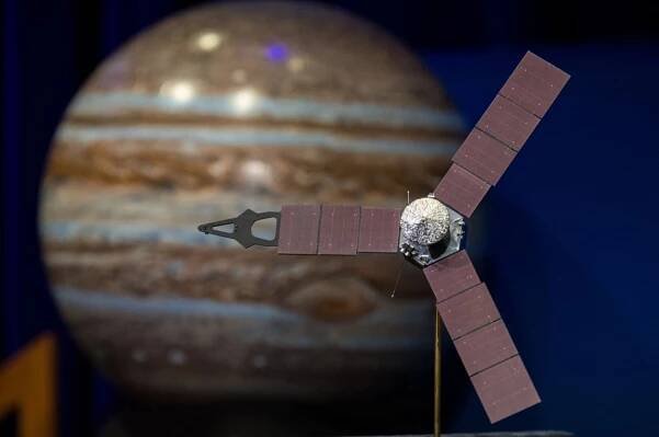 Sonda Juno pĹ™i svĂ©m pĹ™Ă­letu k Jupiteru (zdroj NASA).